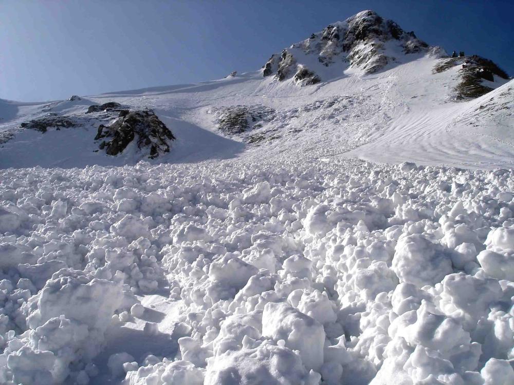 登喜马拉雅山遇雪崩风,3年来最严重登山事故,韩国队9