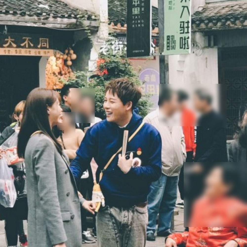 被传和杜海涛分手后 沈梦辰现身街头录制节目