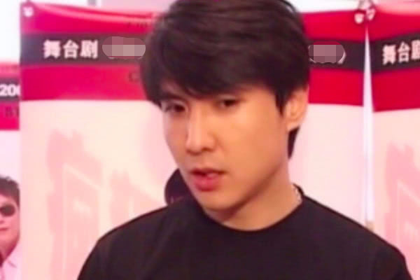 沈腾晒年轻时照片,竟和他撞脸,网友:打开电视穿