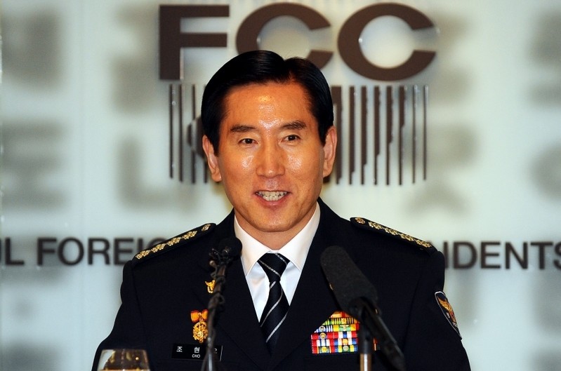 国调查:李明博执政期间警方曾动员逾千警察操