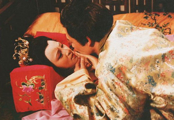 贾珍和秦可卿在天香楼做了什么?脂砚斋多次欲言又止