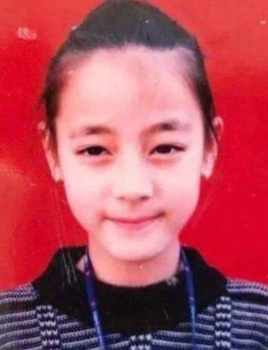 迪丽热巴小学照片被疯传,网友:整没整容一目了
