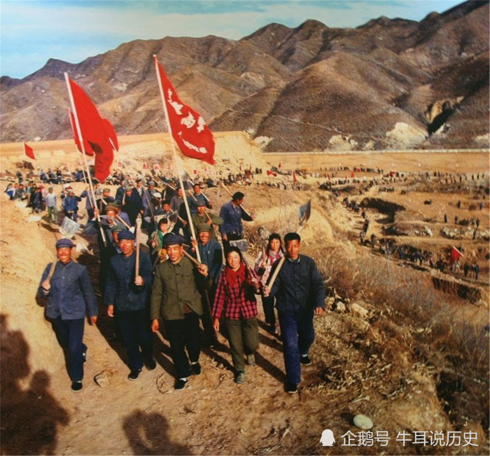 老照片:70年代激情燃烧岁月:农田建设一起上!既是农民又是兵