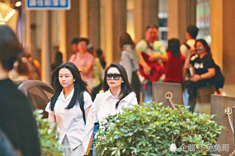 邱淑贞女儿近照曝光，19岁的她与妈妈简直一摸一样