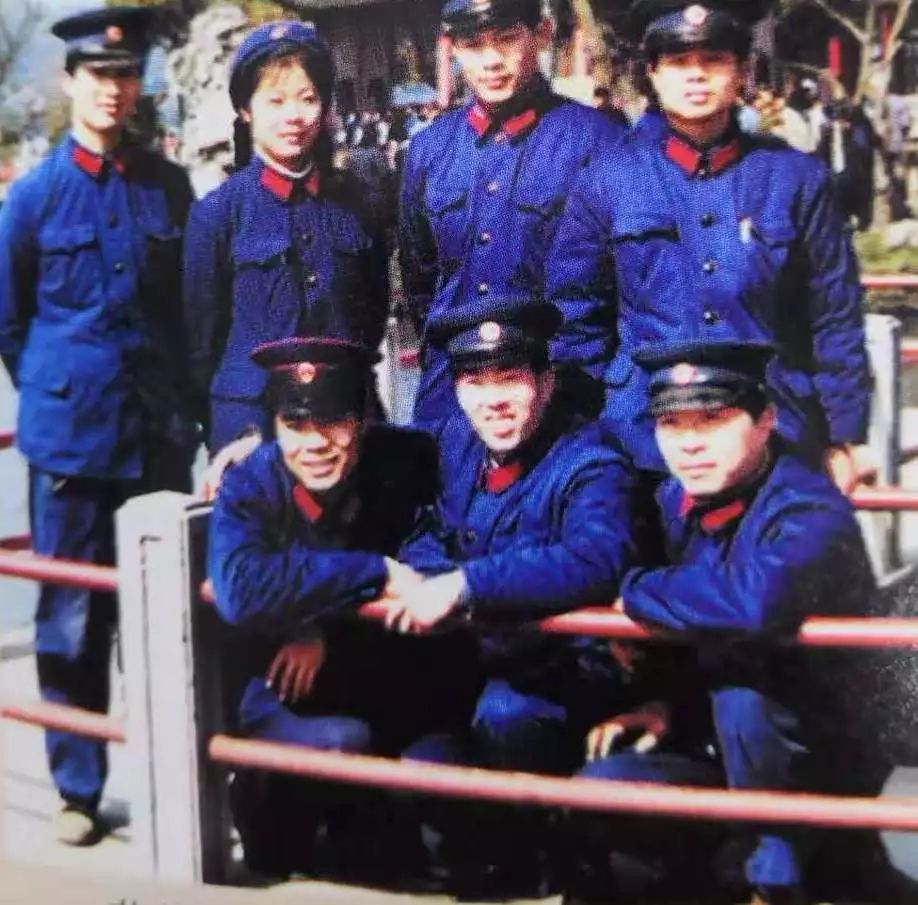 最近,小编看到了几张关于上世纪80年代杭州西湖景区公安民警的照片