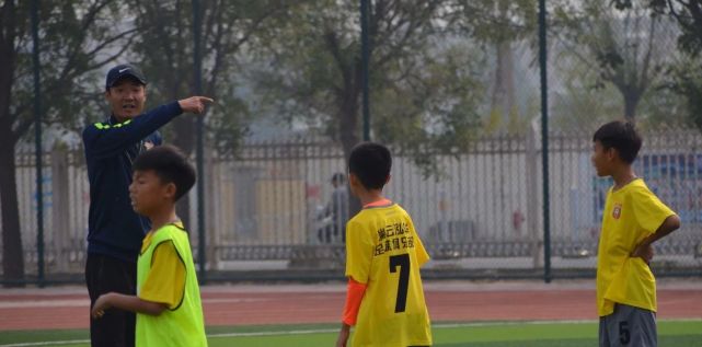 10岁足球小将怒批国足:踢得垃圾 我上场肯定能