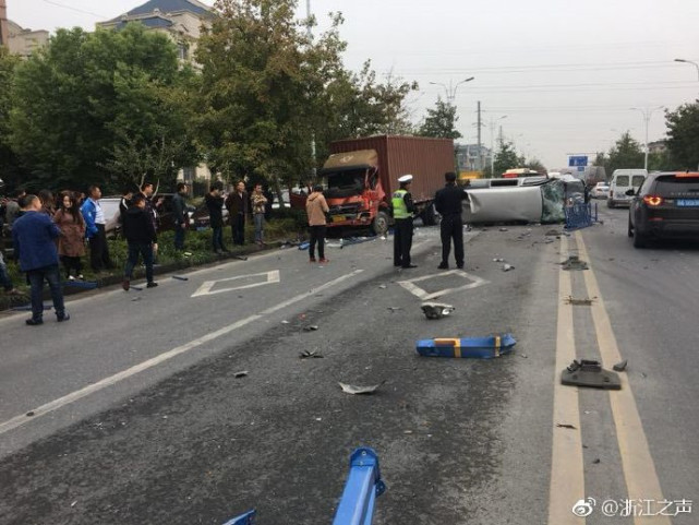 杭州萧山一路段发生一起严重交通事故 现场一