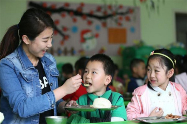 幼儿园老师嫌工资少,怒晒工资条求评理,网友:女