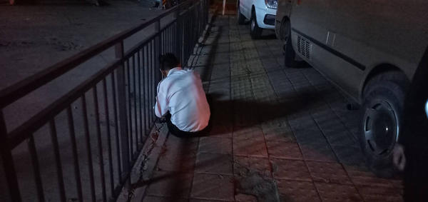 扎心!郑州男子凌晨街头哭泣 原来父亲祭日勾起