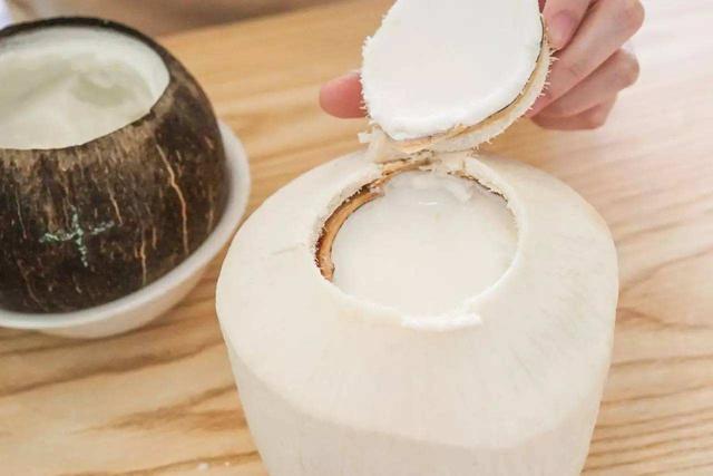 为何天然的椰子汁是无色透明的,而市面上的椰汁却是乳