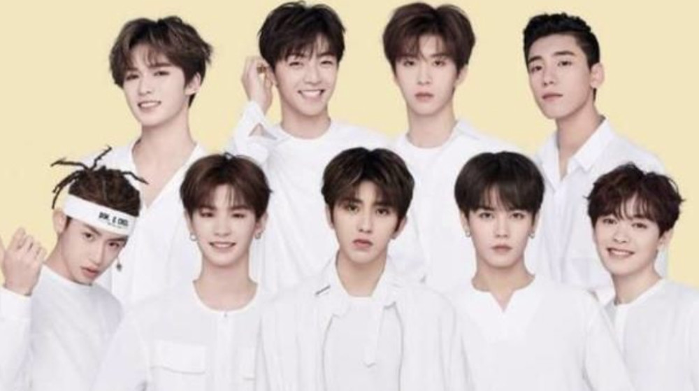 NPC代言某银行卡封面却将乐华三子除名,排男