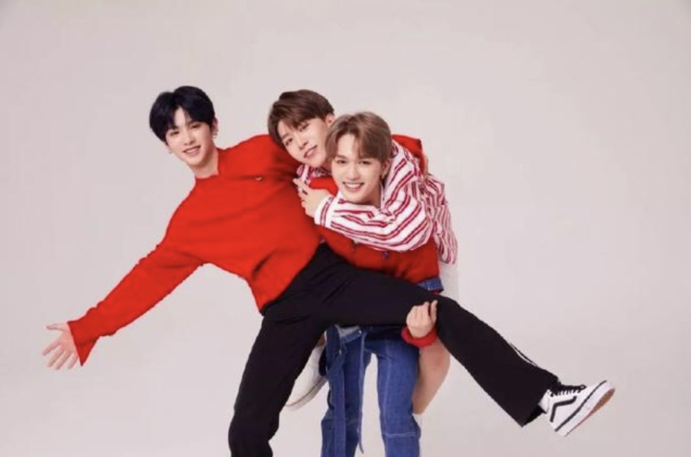 NPC代言某银行卡封面却将乐华三子除名,排男