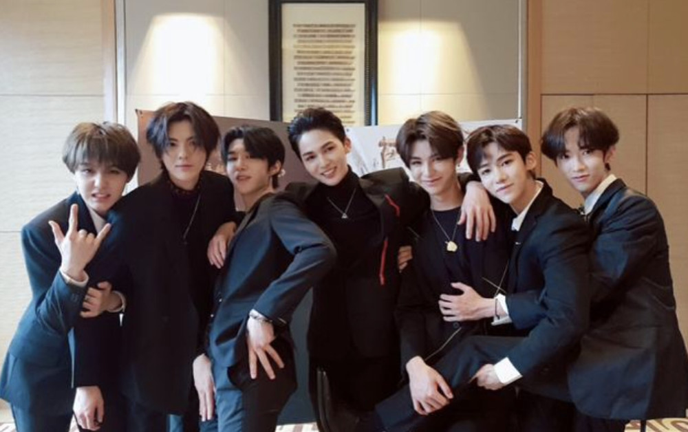 NPC代言某银行卡封面却将乐华三子除名,排男