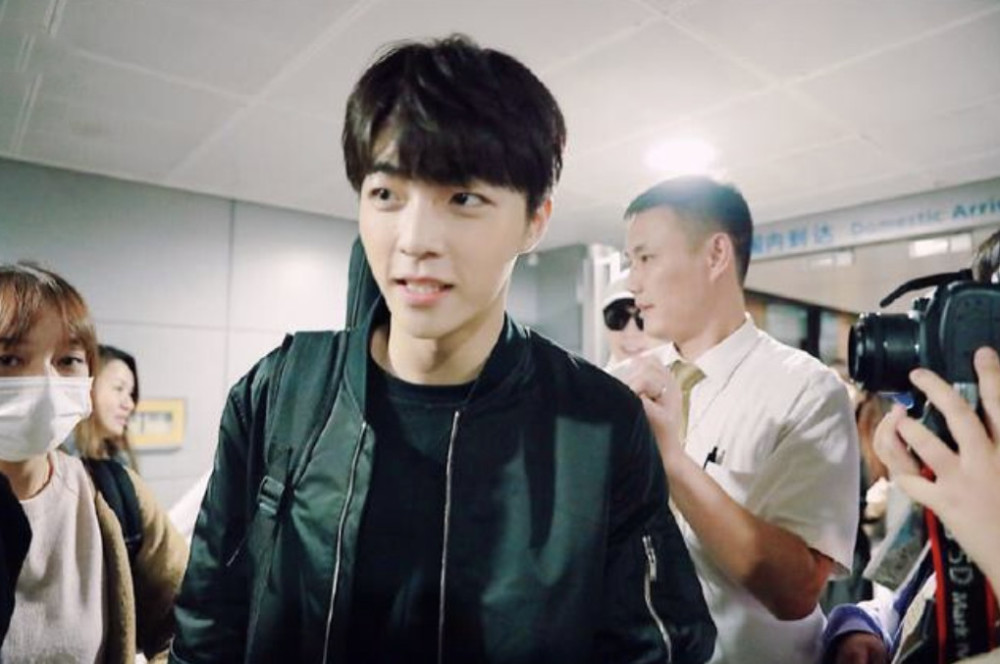 NPC代言某银行卡封面却将乐华三子除名,排男