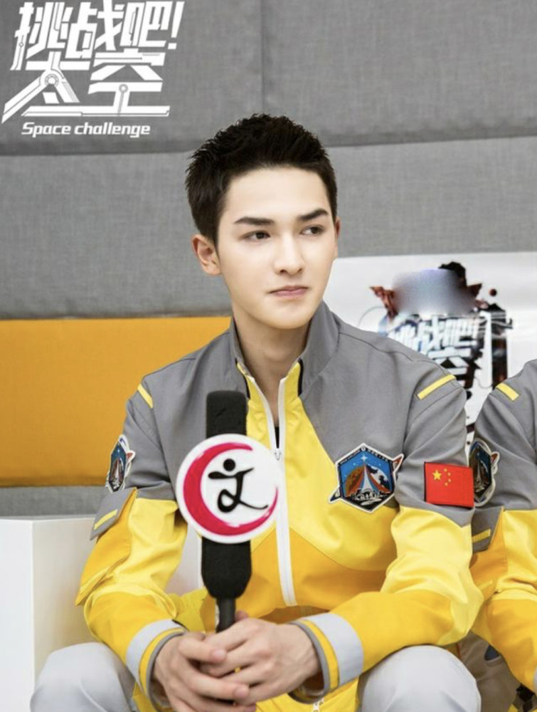 NPC代言某银行卡封面却将乐华三子除名,排男