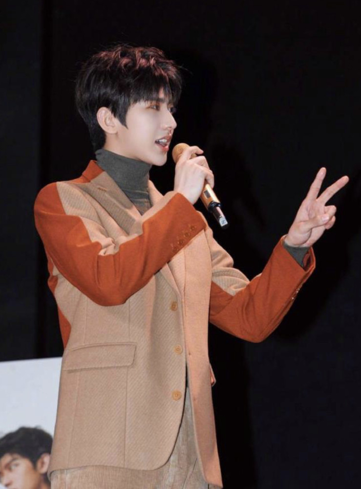 NPC代言某银行卡封面却将乐华三子除名,排男