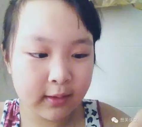 这个小胖妹更逗,还挺厉害呢!