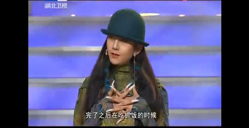 杨丽萍被要求吃手抓饭，因长指甲无从下手，她的反应亮了