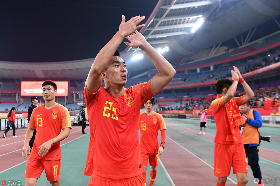 国足终于赢了!2万球迷现场高呼必胜 里皮笑着