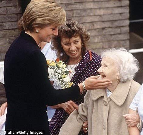 梅根戴着戴妃首饰访澳洲,孕妈又添孝敬元素,一