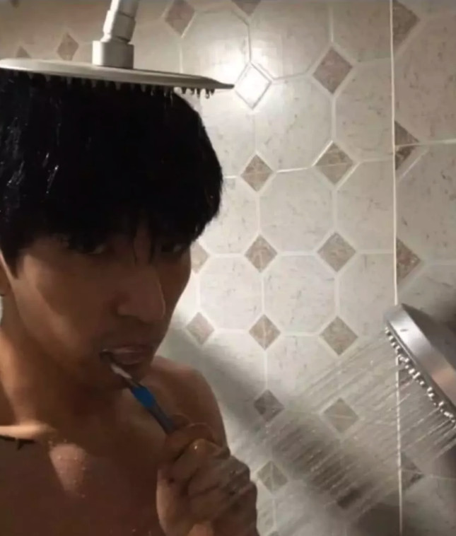 小哥哥的巨人身高让他苦恼,看到洗澡姿势,网友:天塌下来你顶着