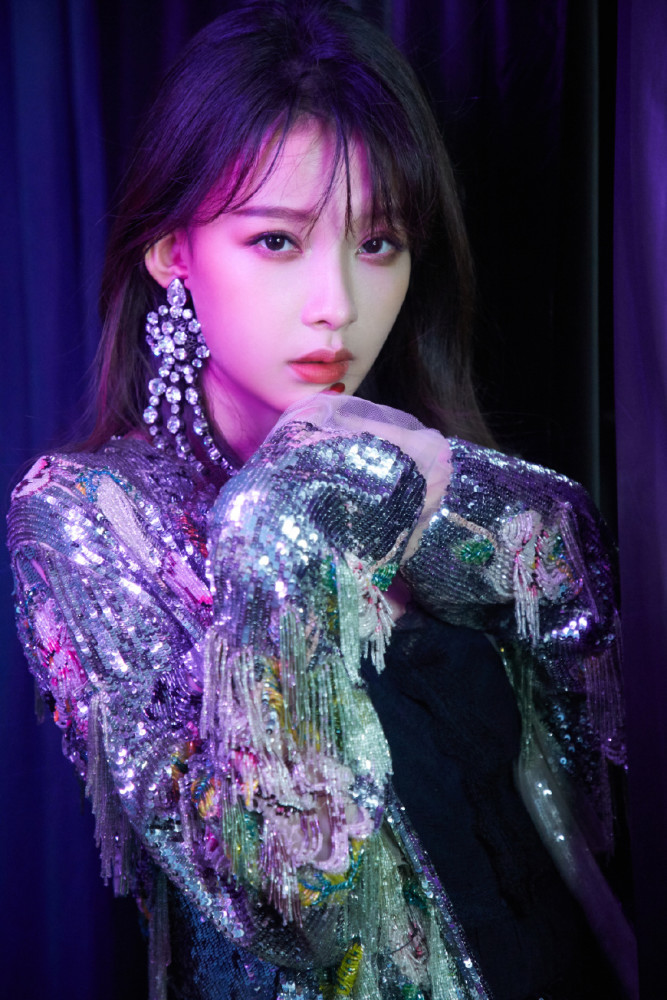 空气刘海过时了,孙怡用法式刘海搭配卷发,美成