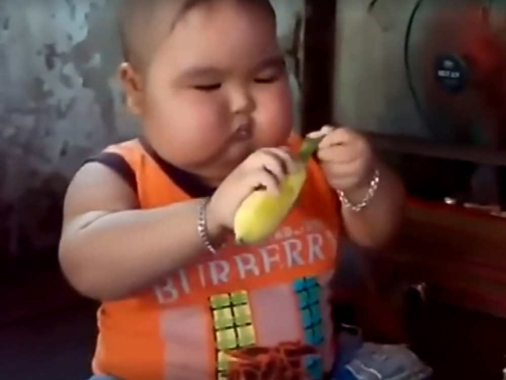 3岁宝宝饭量赶超大人,下巴脖子连在一起,这样