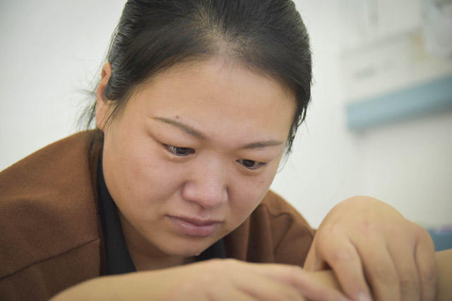 小男孩两岁时患上癌症,因病不停上厕所,每天化