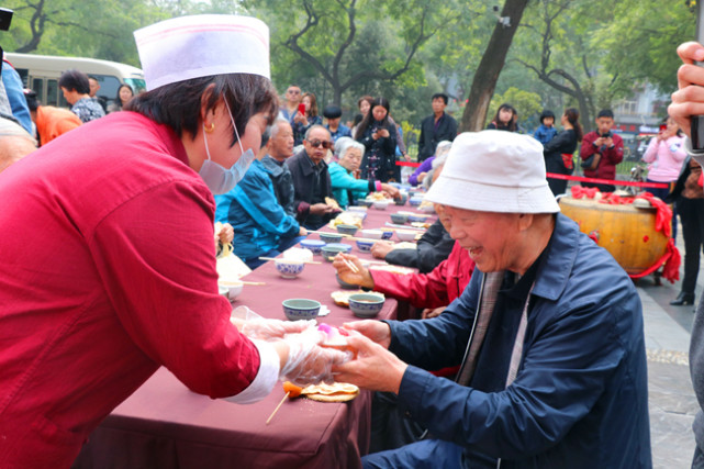 弘扬传统美德 重阳节永兴坊举办敬老永传承文