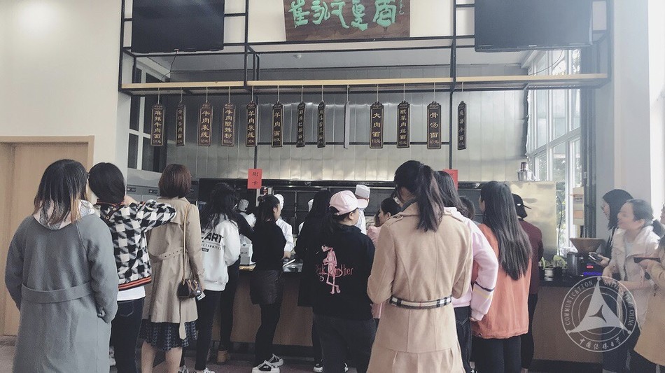 崔永元在大学食堂里开面馆，主持人敬一丹捧场竖大拇指：这面不错