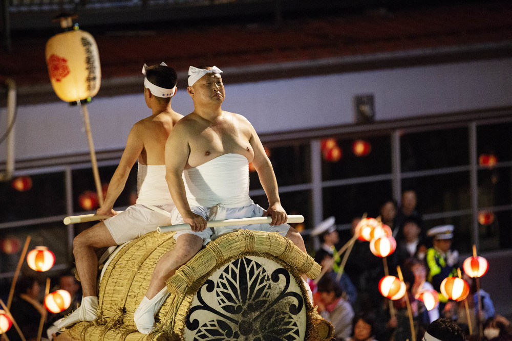 摄影师镜头下的日本裸祭,大白天他们也不穿衣服上街游行