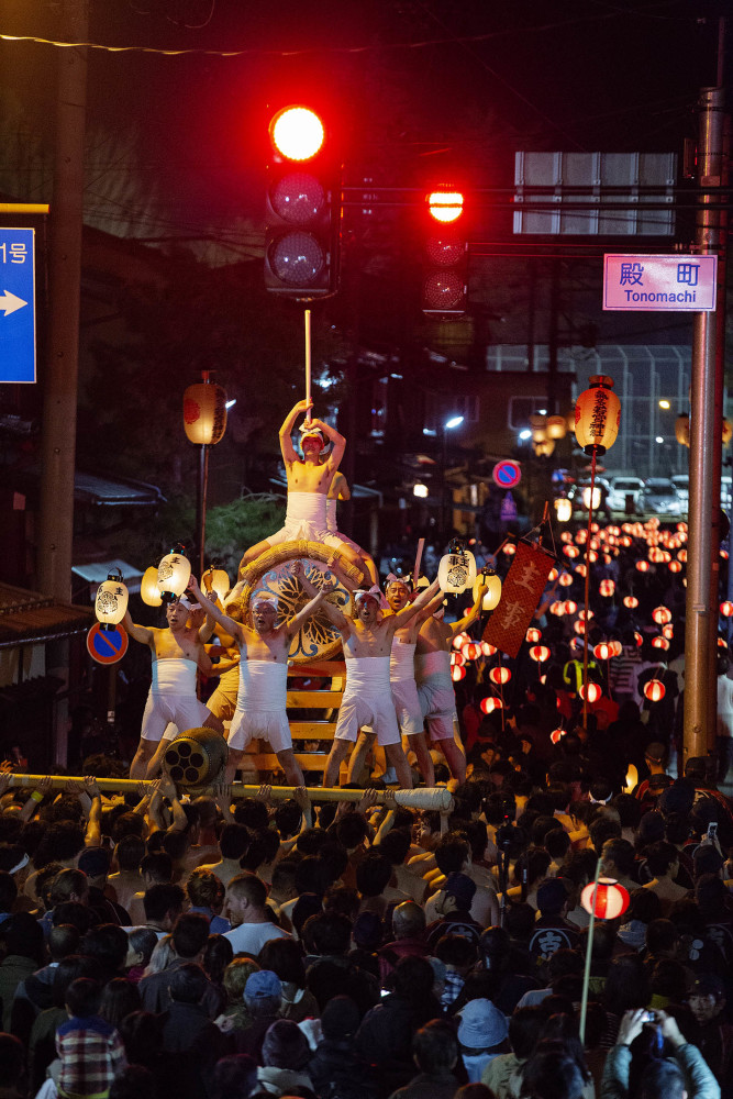 摄影师镜头下的日本裸祭,大白天他们也不穿衣服上街游行