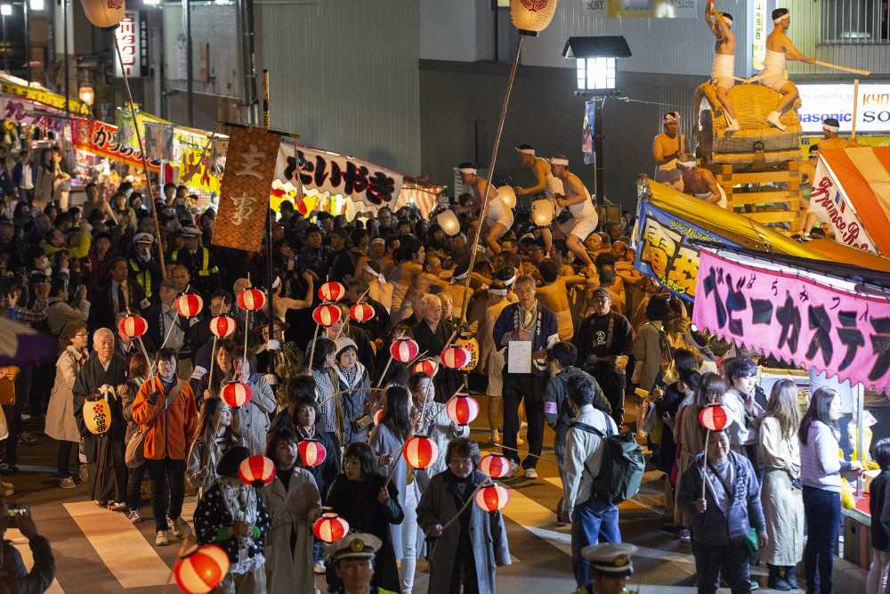 摄影师镜头下的日本裸祭,大白天他们也不穿衣服上街游行