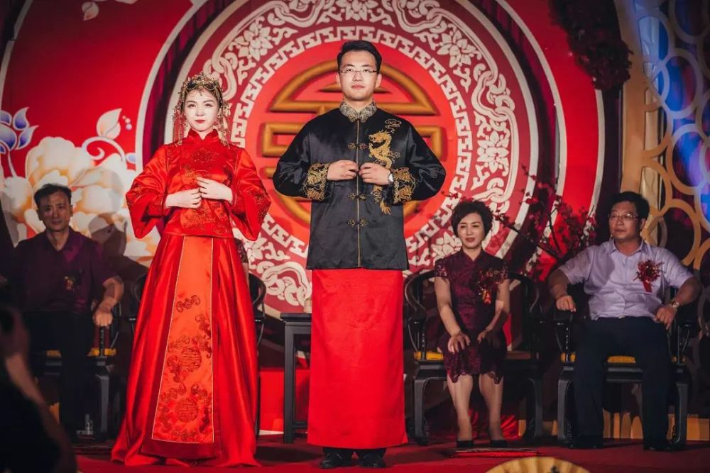 官宣之后如何办婚礼:父母讲两句的习惯,是民