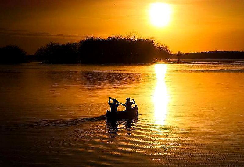 柳宗元这首诗,描写了被贬后的闲居生活,抒发了