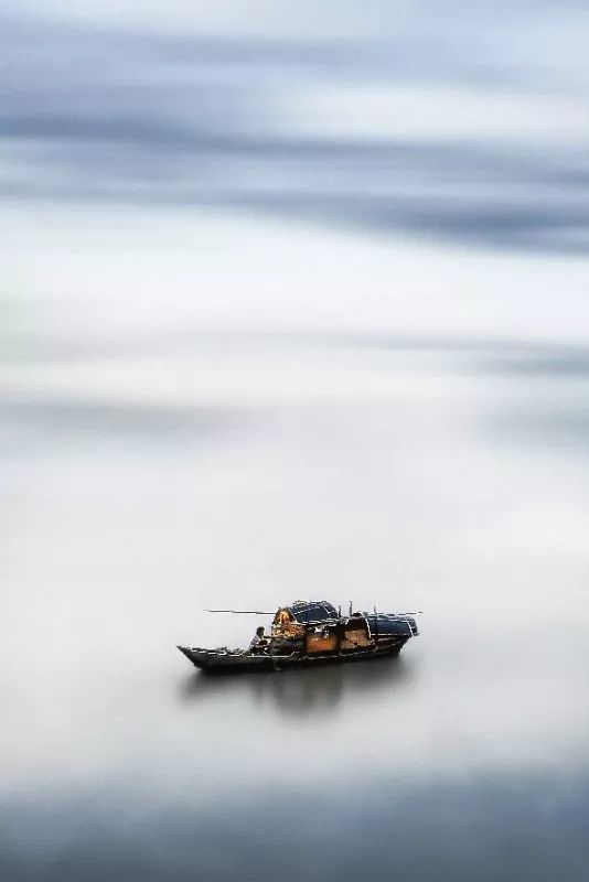 驾一叶之扁舟,寄蜉蝣于天地 《一叶扁舟》黎建锋  用华为p20 摄于广州