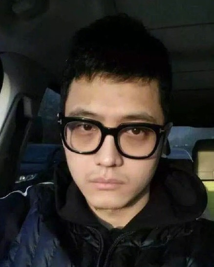宋喆因职务侵占被判6年，律师晒与王宝强合影，配图：乐开花