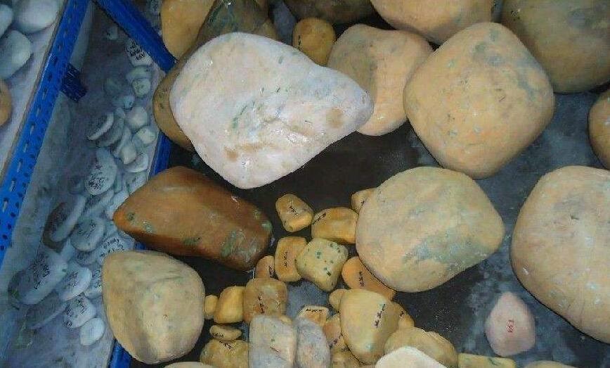 缅甸最大的珠宝市场:每天交易达上千万元,当地