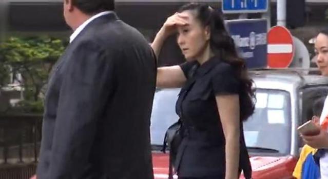 李连杰56岁太太利智近照，身材丰满仍有纤腰，拥20亿定居国外
