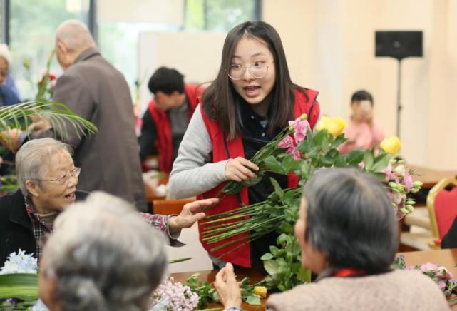 苏州17岁中学生用园艺疗法为老年人送健康