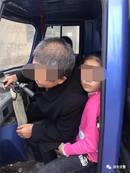 黑校车!邵阳一男子无证驾驶三轮车载10名小学