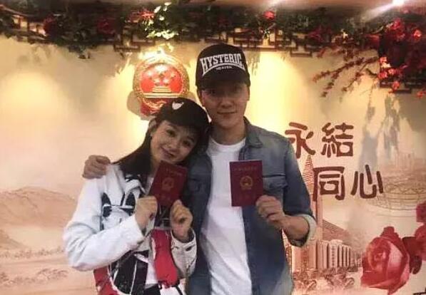 戴棒球帽領(lǐng)結婚證