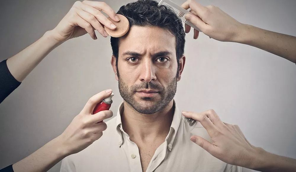 用护肤品的精致男孩:化妆的动机是为了获得更