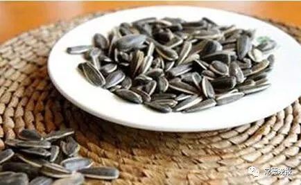 常德9岁男孩吃瓜子不吐瓜子壳 肛门被堵塞疼痛