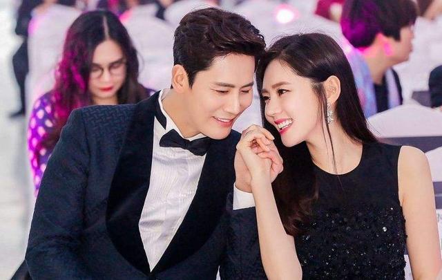 咸素媛与老公陈华首尔时装周上大秀恩爱 六个