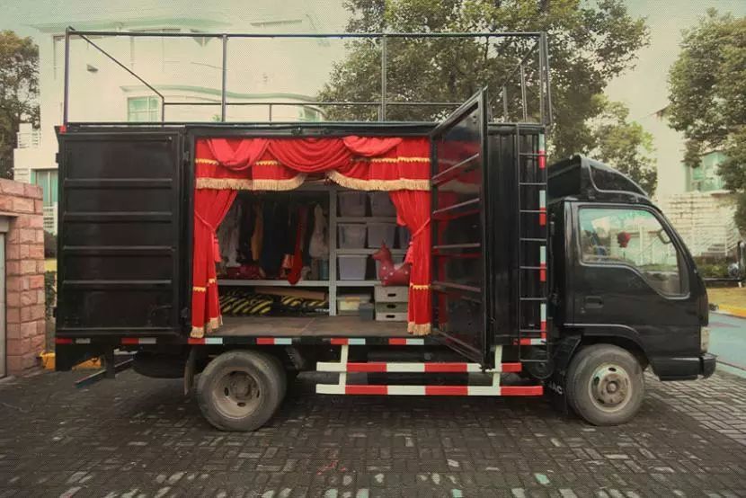 她把吴彦祖放进自己的童年照里,做成GIF贼可爱