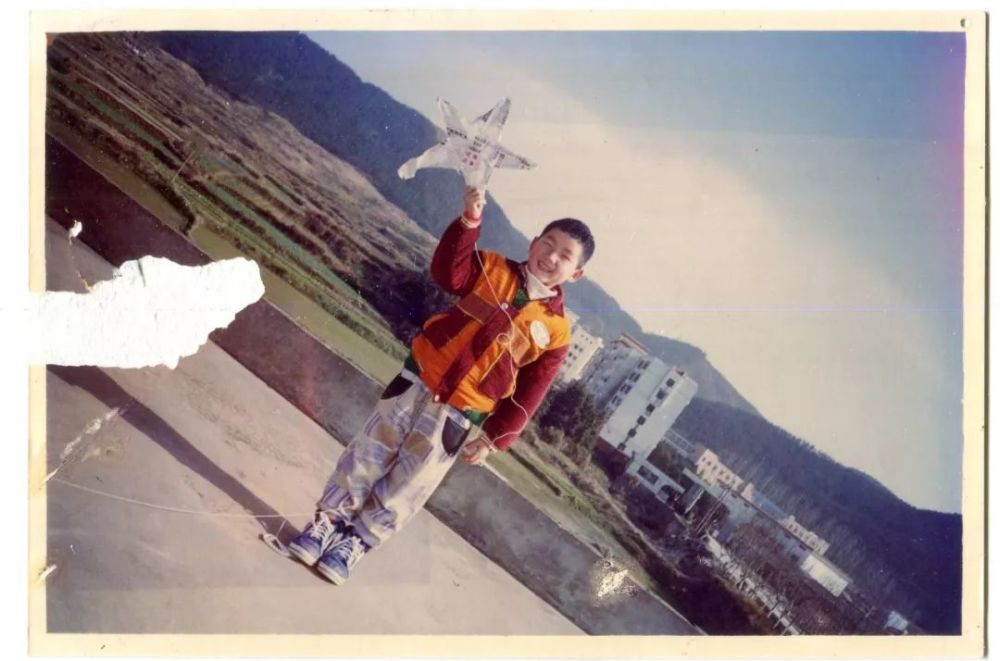 她把吴彦祖放进自己的童年照里,做成GIF贼可爱