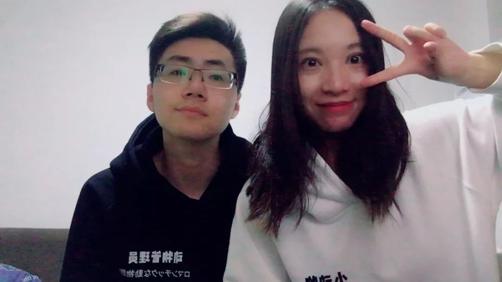 她把吴彦祖放进自己的童年照里,做成GIF贼可爱