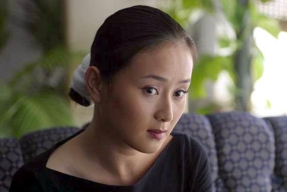 她演过很多女主角，名气却不及马伊俐，为双胞胎女儿息影后成赢家