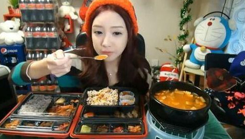 韩国看人吃饭直播秀越来越火,主角日入三千美